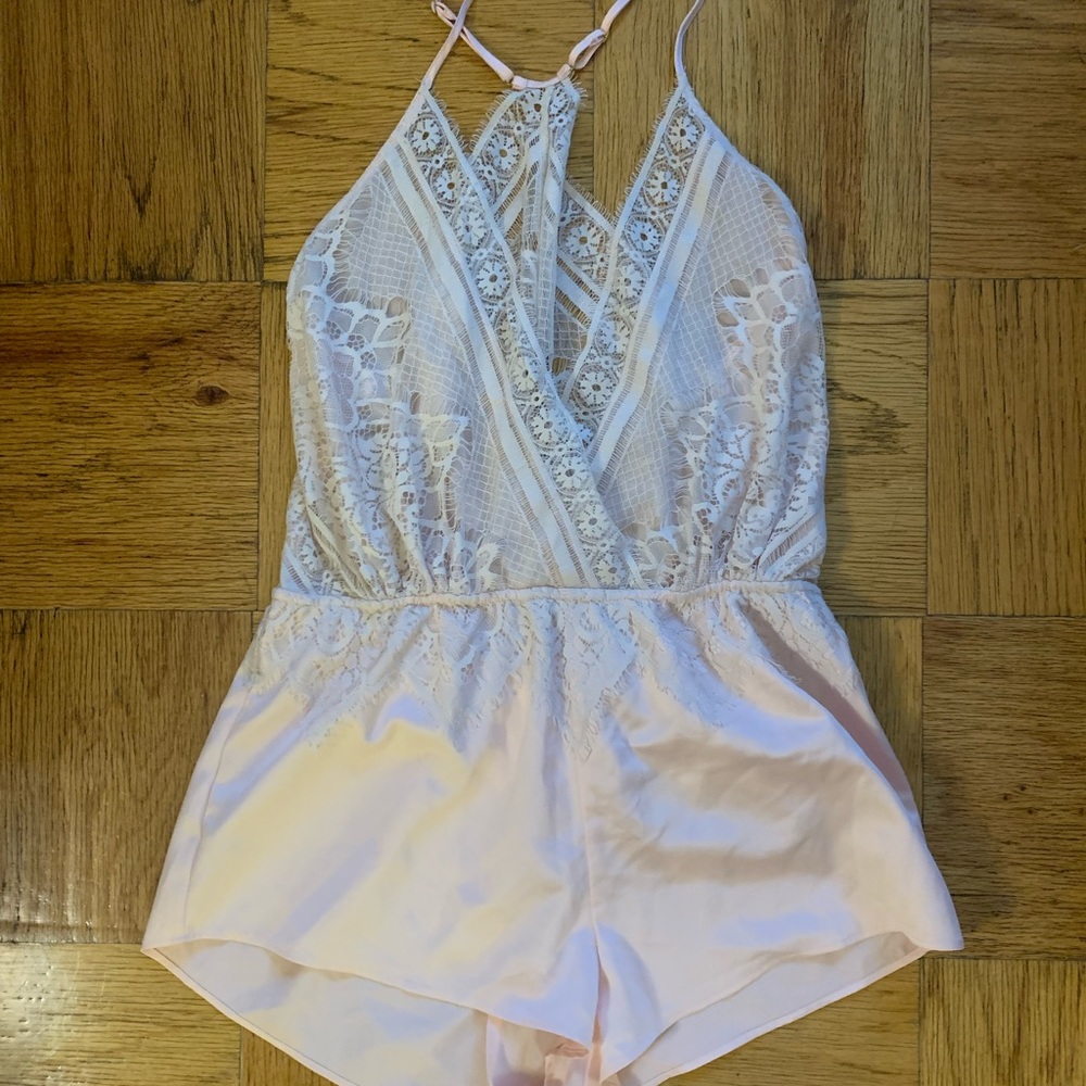 NWOT Flora Nikrooz Blush Sleep Romper